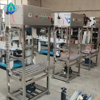 Machine de remplissage semi-automatique à petite échelle pour bouteilles d'eau et de boissons avec alimentation par baril PLC, pressage de bouchons et rouleau en acier inoxydable