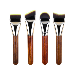 Nouvelle brosse à fond de teint disponible en différentes formes, telles que plate, droite et en forme de croissant, conçues pour s'adapter aux contours de votre visage. - Product Image 1