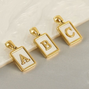 Colgante de Concha con Letras del Alfabeto |   Colgante con inicial incrustada en nácar natural |   Acero Inoxidable Chapado en Oro PVD de 18K Resistente al Agua - Product Image 2