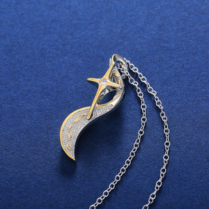 Nouveauté : Collier tendance pour femme avec pendentif créatif en forme d'empreinte de pied, texture mate, plaqué or bicolore, avec chaîne - Product Image 4