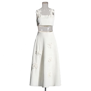 TWOTWINSTYLE elegante <span class=keywords><strong>abbigliamento</strong></span> femminile Set gonna e Top corto con applicazioni impiombate Skinny Fit e modello solido - Product Image 2