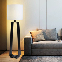 Lampe de sol LED moderne de luxe avec structure en métal et en tissu pour les chambres d'hôtel et les appartements, lumière de chevet élégante
