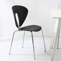 Chaise de restaurant moderne en plastique empilable, imperméable et durable pour café, cuisine, hôtel (vente en gros)