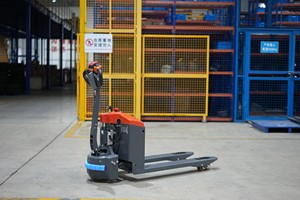 รถยกพาเลทไฟฟ้า 2000 กก. แบตเตอรี่ตะกั่ว-กรด 48V ยางตัน สำหรับใช้งานภายในอาคาร โรงงานผลิต - Product Image 4