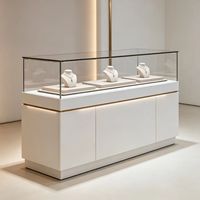 Vitrine de présentation de bijoux sur mesure pour grandes boutiques de centres commerciaux, avec éclairage LED, en bois peint et verre, noir et or, pour affichage commercial