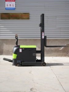 Chariot à palettes motorisé, capacité de charge 1 tonne, moteur DC, utilisation debout, pour usage extérieur sur chaussée, couleur vert et noir - Product Image 5