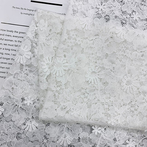 Tessuto in pizzo floreale bianco puro fatto a mano in poliestere e cotone morbido al tatto, colore avorio, per abiti da sposa nigeriani, venduto a metraggio all'ingrosso - Product Image 2