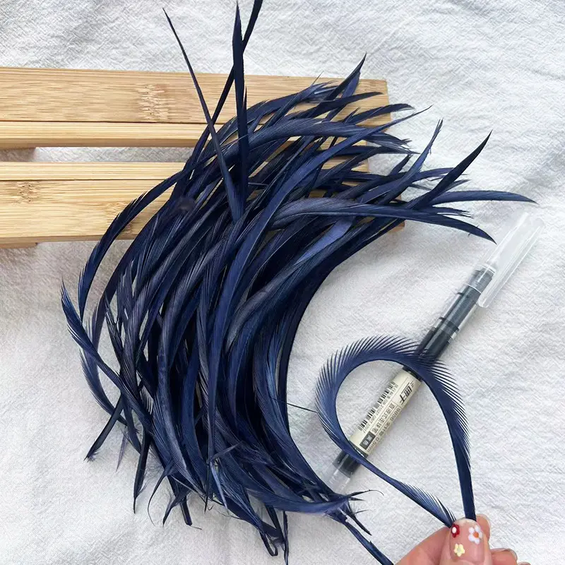 Fabricante vende 50 piezas 12-18CM pluma de ganso teñida DIY accesorios de carnaval plumas para costura plumas para manualidades