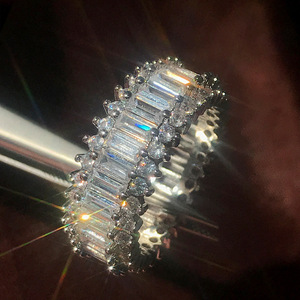 Anello con Cristalli Pavé a Cerchio Completo per Donne, Tono Oro, Accessorio per Uso Quotidiano e Feste - Product Image 1