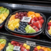 Ecologische rood-zwarte plastic voedselbewaarbak 2L met afsluitdeksel voor fruitsalade en feestplateau