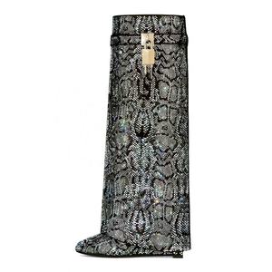 <span class=keywords><strong>Stivali</strong></span> Alti al Ginocchio da Donna con Decorazione in Metallo, Tacco Alto a <span class=keywords><strong>Zeppa</strong></span>, Completamente Decorati con Diamanti, Slip-On con Punta Affusolata - Product Image 5