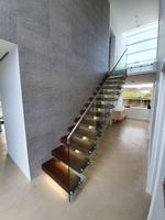 Escalier droit flottant personnalisable pour villa moderne et appartement, avec monte-escalier ouvert, gain de place, escalier mural en métal et verre