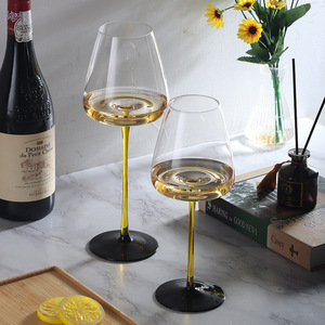 Ensemble de verres <span class=keywords><strong>à</strong></span> <span class=keywords><strong>vin</strong></span> <span class=keywords><strong>à</strong></span> <span class=keywords><strong>pied</strong></span> haut de gamme <span class=keywords><strong>à</strong></span> tige jaune <span class=keywords><strong>à</strong></span> fond concave de style de luxe pour un usage domestique <span class=keywords><strong>Verre</strong></span> <span class=keywords><strong>à</strong></span> cristal de grande valeur <span class=keywords><strong>Verre</strong></span> <span class=keywords><strong>à</strong></span> <span class=keywords><strong>vin</strong></span> de Bourgogne - Product Image 2