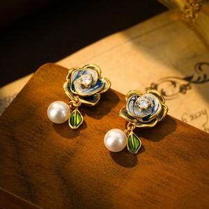 Pendientes de Lujo Retro de Alta Gama, Nuevos Pendientes de Perlas de Camelia Chinas, Esmalte Moderno con Diseño de Flores Esmaltadas, Regalo Perfecto para Mujer - Product Image 3