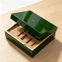 Boîte en bois finition piano vert brillant avec logo personnalisé et insert en EVA découpé pour vaisselle, assiettes, couverts – Cadeau d'entreprise, mariage, événement de luxe
