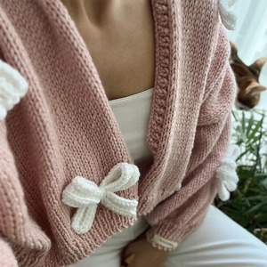 Cardigan in maglia pesante lavorato a mano invernale da donna con maniche a sbuffo personalizzate con chiusura monopetto fiocco bianco in rosa - Product Image 2
