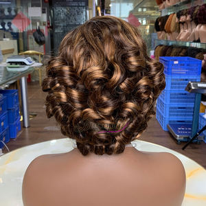 Découvrez le glamour ultime : Perruque en cheveux humains avec fermeture en dentelle 5x5, boucles rebondissantes de 12 pouces, pour une transformation. - Product Image 5