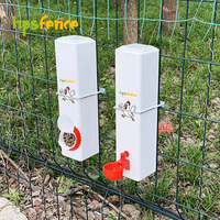 Mangeoire à poulet pour oiseaux, support en PVC, suspendue, facile à nettoyer, portable, 3,6 L, forme carrée, manuelle, utilisation extérieure, étanche, résistante aux UV
