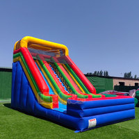 Grand toboggan gonflable à double voie multicolore pour enfants, idéal pour les anniversaires, les événements et les fêtes