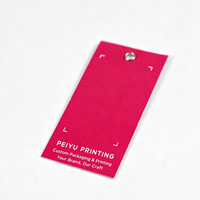 Étiquettes de vêtements en carton avec œillets métalliques foncés, impression graphique personnalisée pour les étiquettes de mode, présentation de marque distinctive