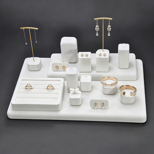 Expositor de Joyería Blanco Clásico de Lujo de Diseño Personalizado para Pendientes y Anillos - Product Image 1