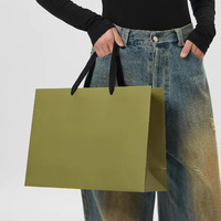 Luxury Black Paperboard Gift Bag Cardboard Packaging for Beauty Products and Candles for Shopping