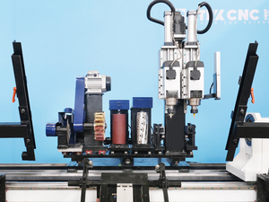 Le nouveau <span class=keywords><strong>tour</strong></span> <span class=keywords><strong>à</strong></span> <span class=keywords><strong>bois</strong></span> CNC multifonctionnel entièrement automatique modèle 2026 1530-8T convient <span class=keywords><strong>à</strong></span> la fabrication de pieds de table et de chaise - Product Image 4