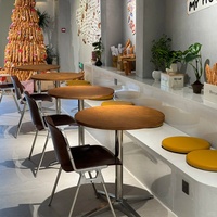 Tables et chaises multi-niveaux modernes et minimalistes, idéales pour les bibliothèques, les cafés et les pâtisseries.