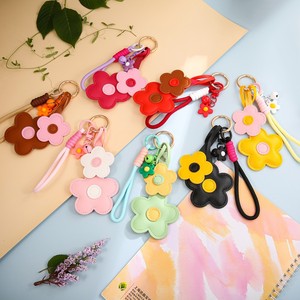 Llavero de cuero PU al por mayor con cordón trenzado y colgante de campana, amuleto floral colorido para bolso, estilo dulce y fresco - Product Image 1