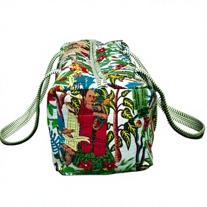 Esta bolsa de lona acolchada hecha a mano. Presenta un estampado vibrante de inspiración tropical. que transforma el día a día. Viaje desagradable. - Product Image 2