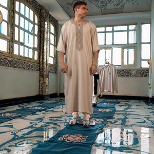 Robe de style ethnique marocain haut de gamme J-232 2025 pour hommes, Dubaï, musulman, poche latérale, manches mi-longues, broderie de corde, collection d'été - Product Image 2