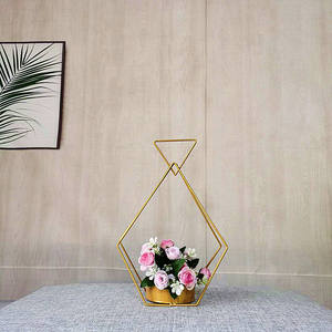 Vente chaude Or Coeur En Métal Décoration <span class=keywords><strong>De</strong></span> Mariage Centres <span class=keywords><strong>De</strong></span> <span class=keywords><strong>Table</strong></span> <span class=keywords><strong>De</strong></span> Mariage Fleur Stand Avec Poignée pour Décor <span class=keywords><strong>De</strong></span> Fête <span class=keywords><strong>De</strong></span> Mariage - Product Image 3