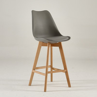 Tabouret haut moderne avec pieds en bois, coussin en cuir PU, assise en PP pour comptoir de bar, îlot de cuisine, restaurant