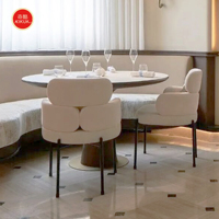 Chaises de salle à manger en tissu commercial, chaises rembourrées crème, tables rondes en marbre, meubles pour restaurants et cafés, ensembles de tables avec base