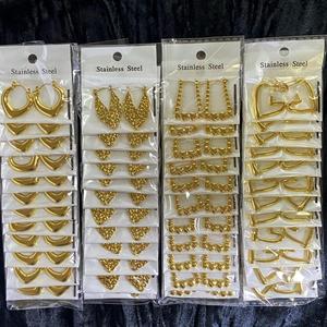 Vente en gros de 20 paires de boucles d'oreilles en acier inoxydable avec placage or tendance et boucles d'oreilles anneaux assorties - Product Image 3