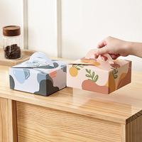 Boîte d'emballage de pâtisserie tenue dans la main, boîte de gâteau, boîte de produits de boulangerie