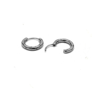 Pendientes Huggie yúnique de acero titanio unisex con diseño geométrico Otoño 2024 - Product Image 2