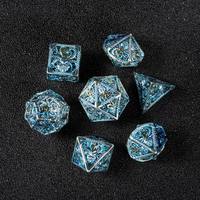 Ensemble de dés de jeu de rôle polyédriques en métal ajouré à motifs floraux, 7 pièces, avec chiffres dorés incrustés, en métal bleu ajouré