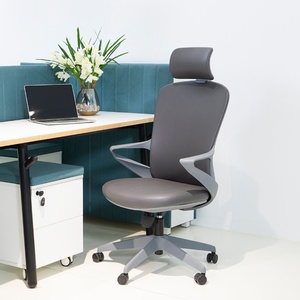 Chaise de bureau ergonomique de style moderne, grise, à dossier haut, avec réglage de la hauteur, en maille et accoudoirs, conçue en usine - Product Image 4