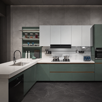 Ensemble d'armoires de cuisine modernes haut de gamme, finition vert sauge mat avec comptoir en quartz blanc et éclairage LED, conception gratuite pour la maison