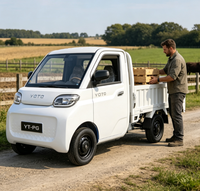 Mini-camion électrique avec configuration intérieure complète, espace de chargement ouvert spacieux, cabine fermée, idéal pour le commerce, la ferme et la livraison