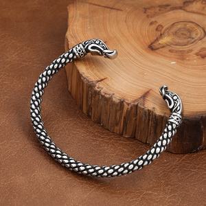 สร้อยข้อมือสแตนเลสสตีล ลายหัวมังกร สร้อยข้อมือสไตล์ไวกิ้งสำหรับผู้ชาย แข็งแรง ทนทาน ย้อนยุค คุณภาพสูง เครื่องประดับโลหะหนักสไตล์วินเทจ - Product Image 2