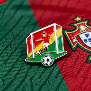 Muss feurige Fußball brosche greifen, das ultimative Fan-Zubehör - Product Image 4