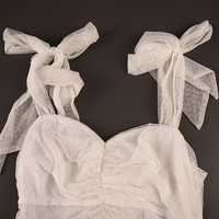 Robe longue romantique en tulle blanc avec bretelles à nouer, décolleté cœur et volants étagés pour enterrement de vie de jeune fille, mariage en plein air ou fête