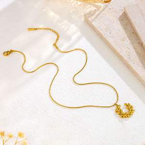 Collar y Aretes de Acero Inoxidable con Baño PVD en Oro de 18K, Diseño de Corazón Moderno para Mujer - Product Image 3