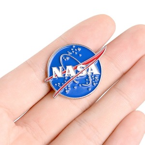Broche en alliage de la NASA avec broche en bronze frappé plaqué nickel noir avec le logo de la NASA imprimé UV thème de fée 5mm <span class=keywords><strong>pour</strong></span> <span class=keywords><strong>prier</strong></span> - Product Image 3