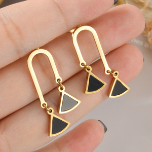 Ensemble de boucles d'oreilles tendance pour femmes, de créateur, en acier inoxydable plaqué or, avec clous, anneaux et pendentifs triangulaires incrustés, vente en gros - Product Image 4