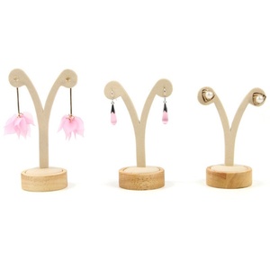 Présentoir de comptoir créatif en bois massif en forme de T pour boucles d'oreilles et clous d'oreilles – Solution de rangement élégante - Product Image 6