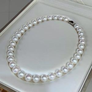 สร้อยคอมุกน้ำจืดทรงกลมสีขาวธรรมชาติ ขนาด 10-12 มม. คุณภาพสูง ดีไซน์หรูหรา แสงเงางาม พร้อมตำหนิเพียงเล็กน้อย บรรจุในกล่องของขวัญ - Product Image 2