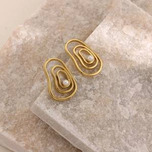 Orecchini a Perno Vintage Ispirati allo Stile Francese in Acciaio Inossidabile Placcato Oro 18K con Perle Irregolari a Grappolo per Donne - Product Image 4
